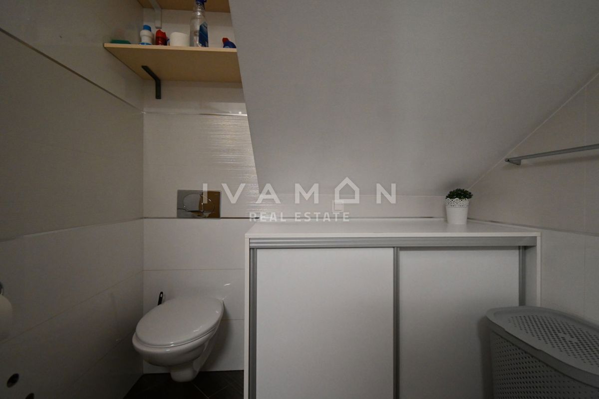 Casa con due appartamenti in una posizione eccellente a Parenzo