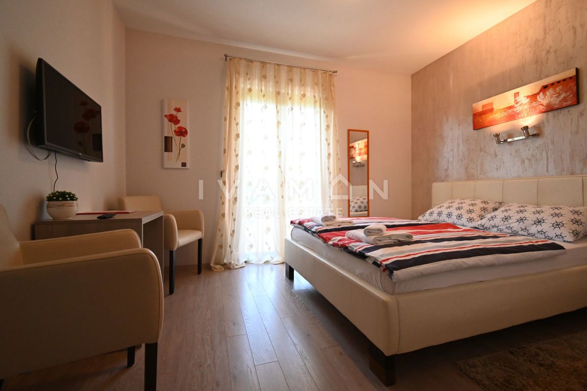 Casa con due appartamenti in una posizione eccellente a Parenzo