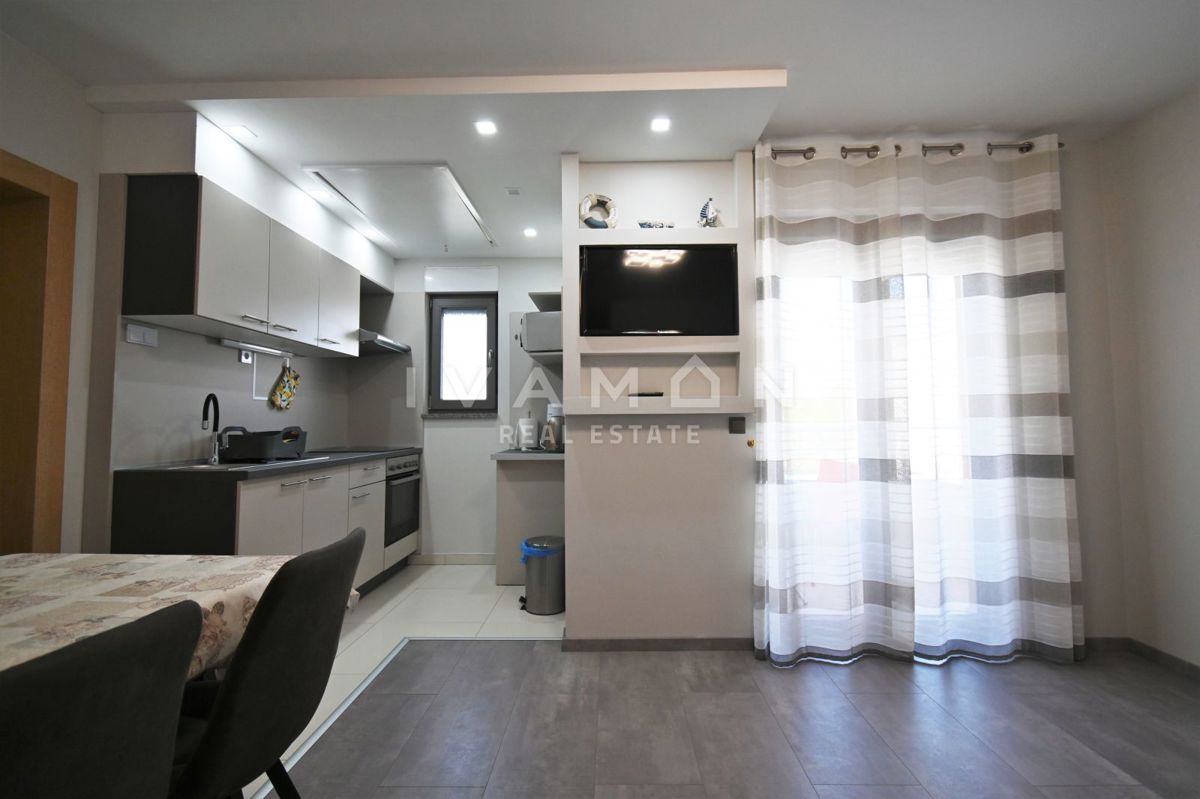 Casa con due appartamenti in una posizione eccellente a Parenzo