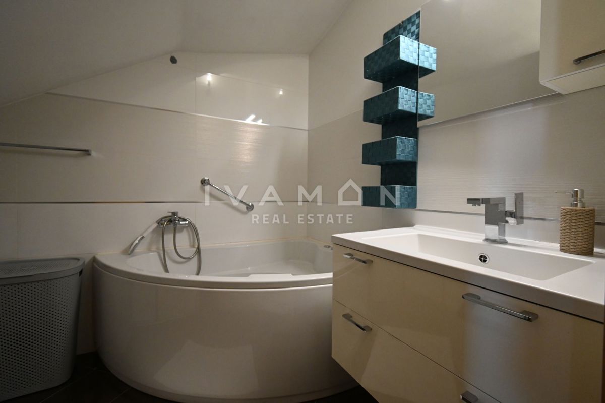 Casa con due appartamenti in una posizione eccellente a Parenzo