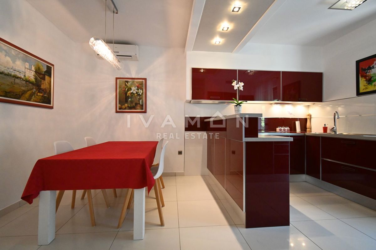 Casa con due appartamenti in una posizione eccellente a Parenzo