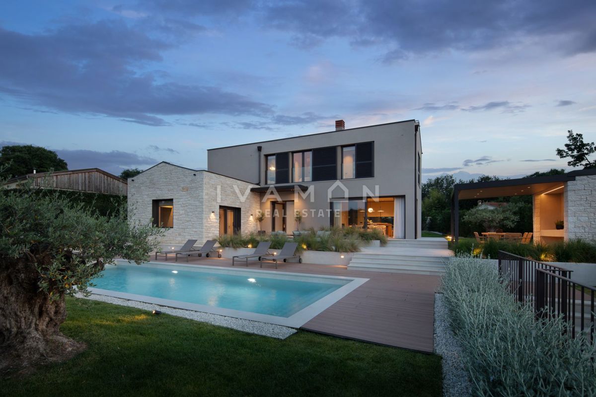 Bellissima villa di recente costruzione con piscina e centro benessere