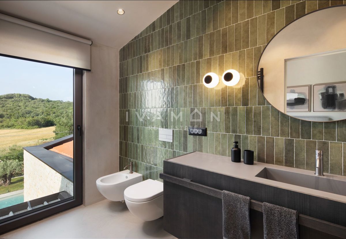 Bellissima villa di recente costruzione con piscina e centro benessere