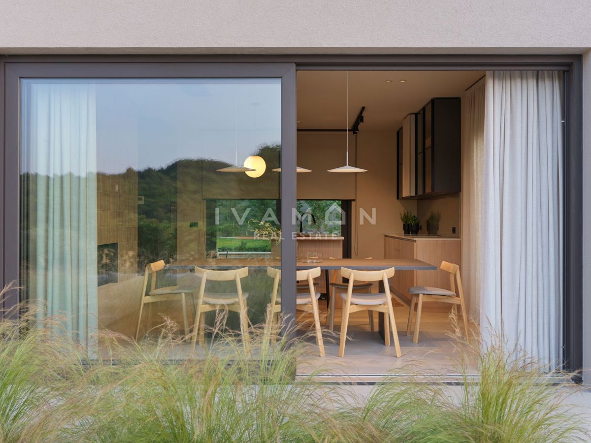 Bellissima villa di recente costruzione con piscina e centro benessere