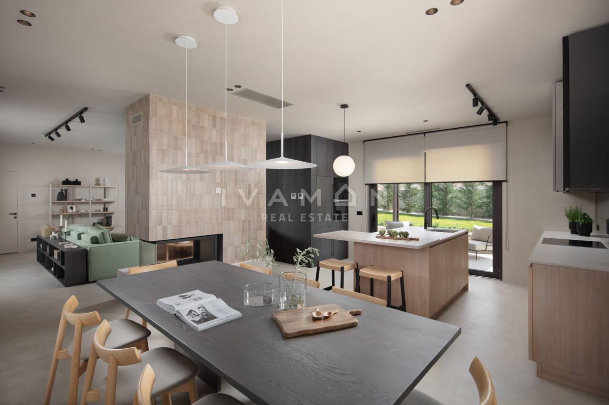 Bellissima villa di recente costruzione con piscina e centro benessere