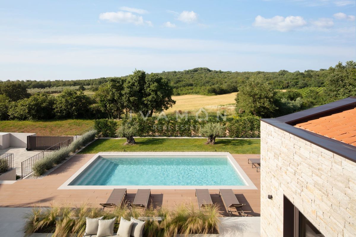 Bellissima villa di recente costruzione con piscina e centro benessere