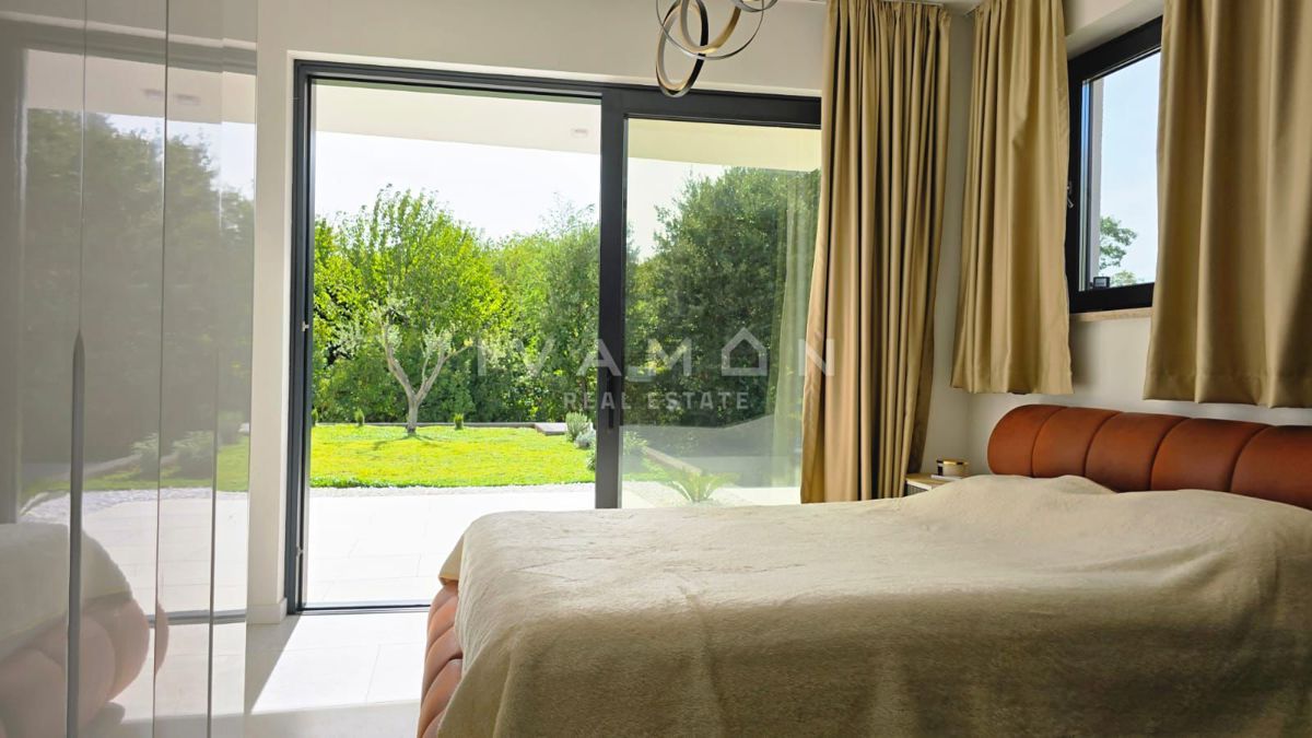 Nuova casa a piano terra con due unità abitative e piscina