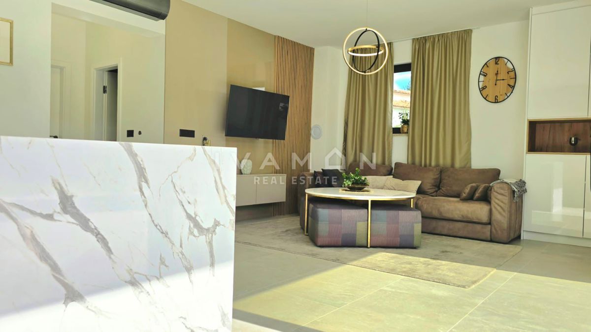 Nuova casa a piano terra con due unità abitative e piscina