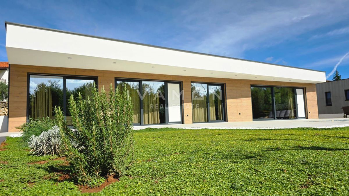 Nuova casa a piano terra con due unità abitative e piscina