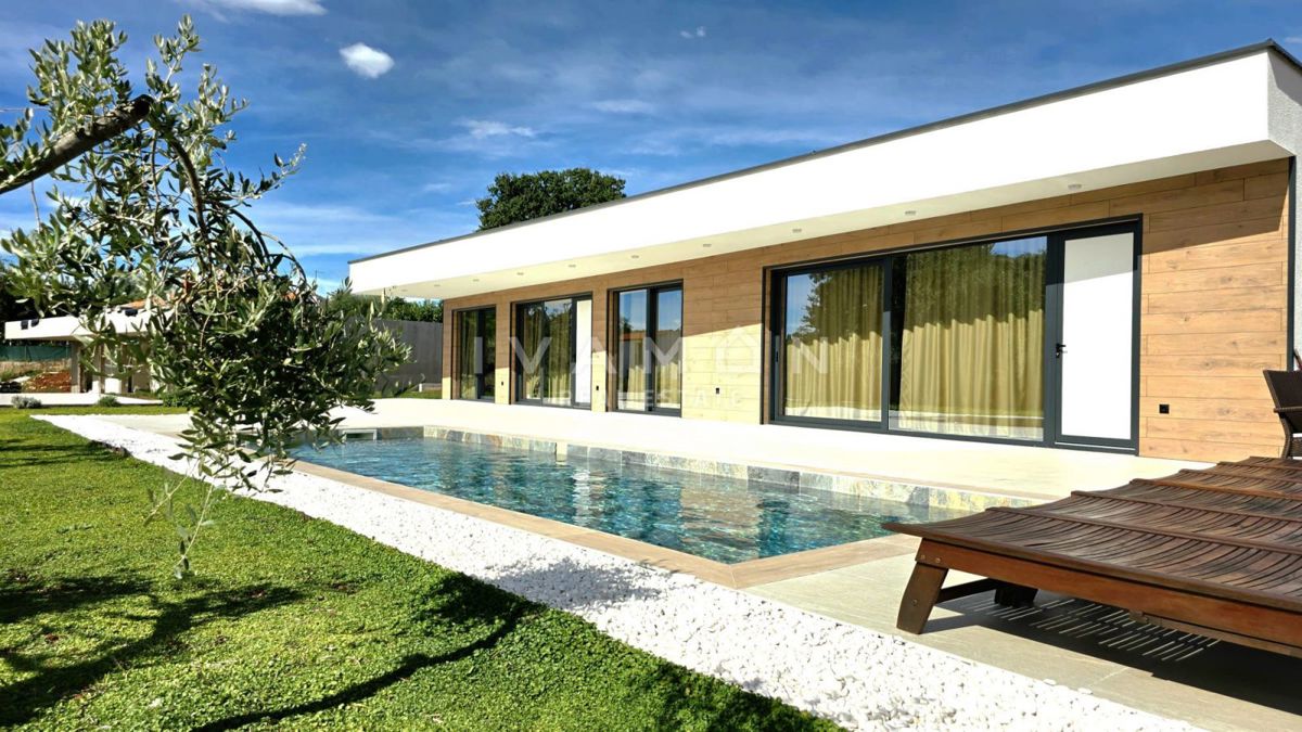 Nuova casa a piano terra con due unità abitative e piscina