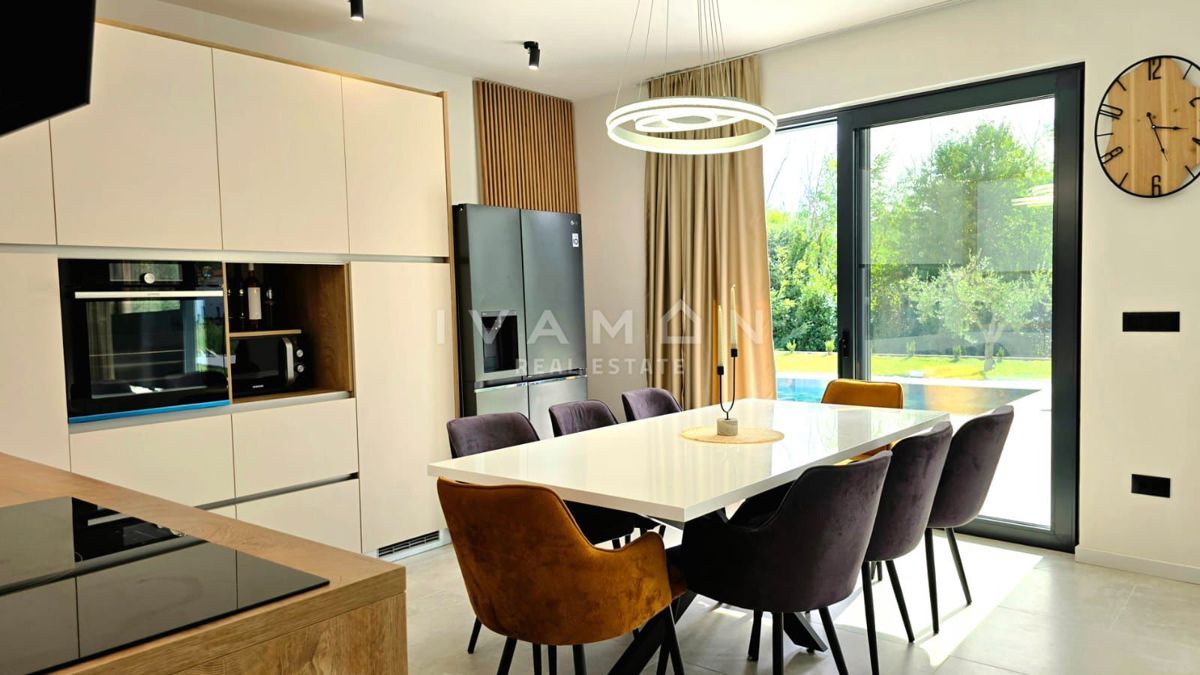 Nuova casa a piano terra con due unità abitative e piscina