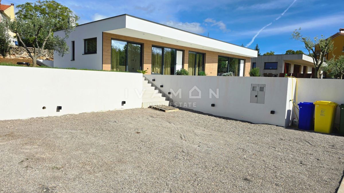 Nuova casa a piano terra con due unità abitative e piscina