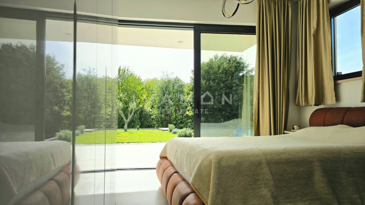 Nuova casa a piano terra con due unità abitative e piscina