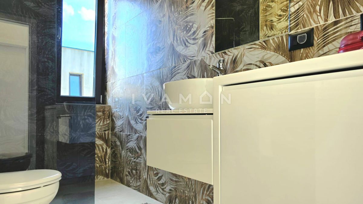 Nuova casa a piano terra con due unità abitative e piscina