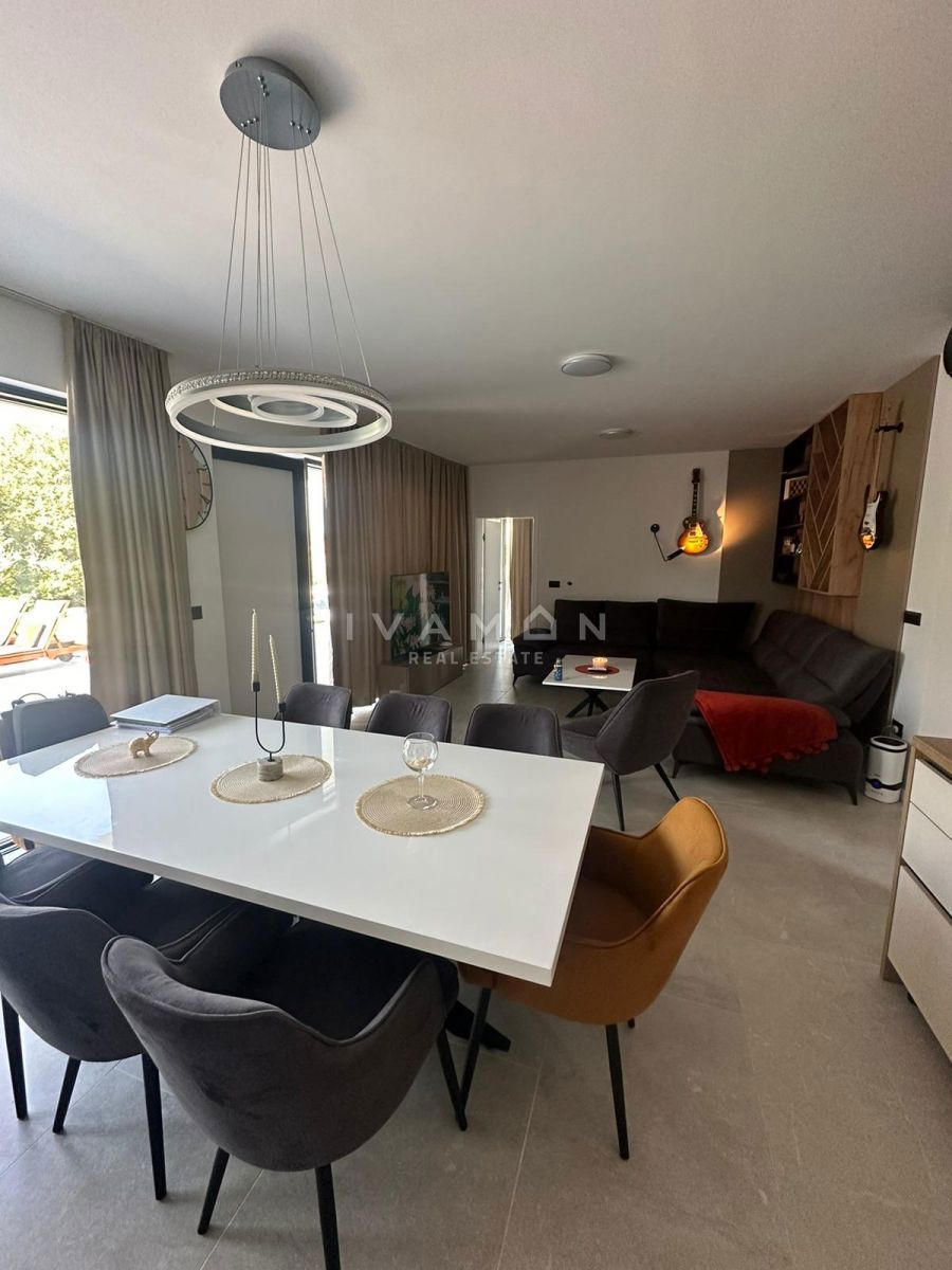 Nuova casa a piano terra con due unità abitative e piscina