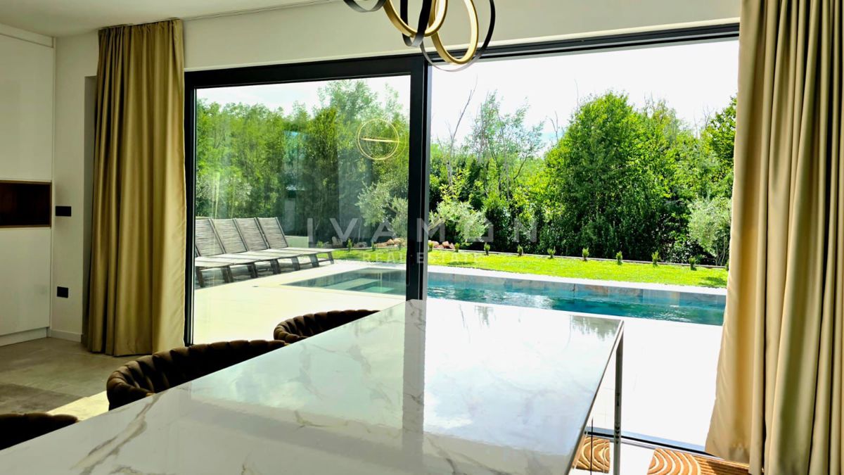 Nuova casa a piano terra con due unità abitative e piscina