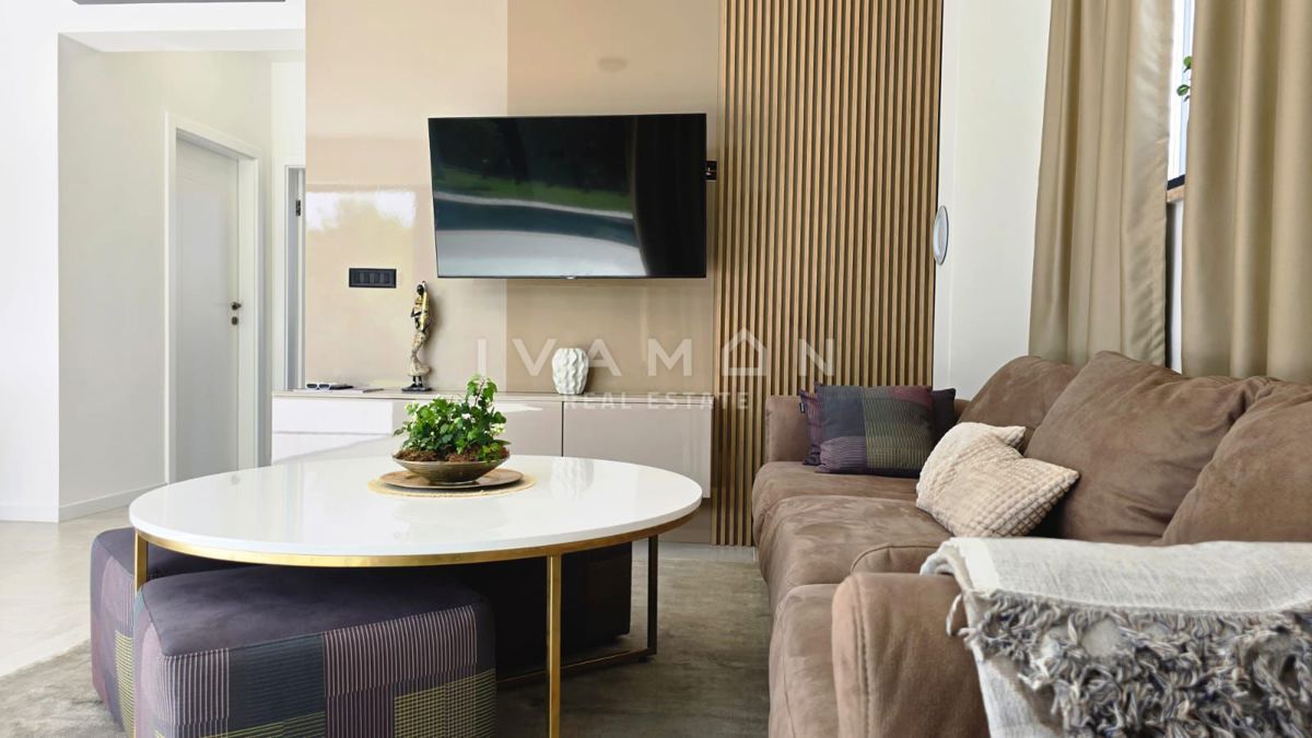 Nuova casa a piano terra con due unità abitative e piscina