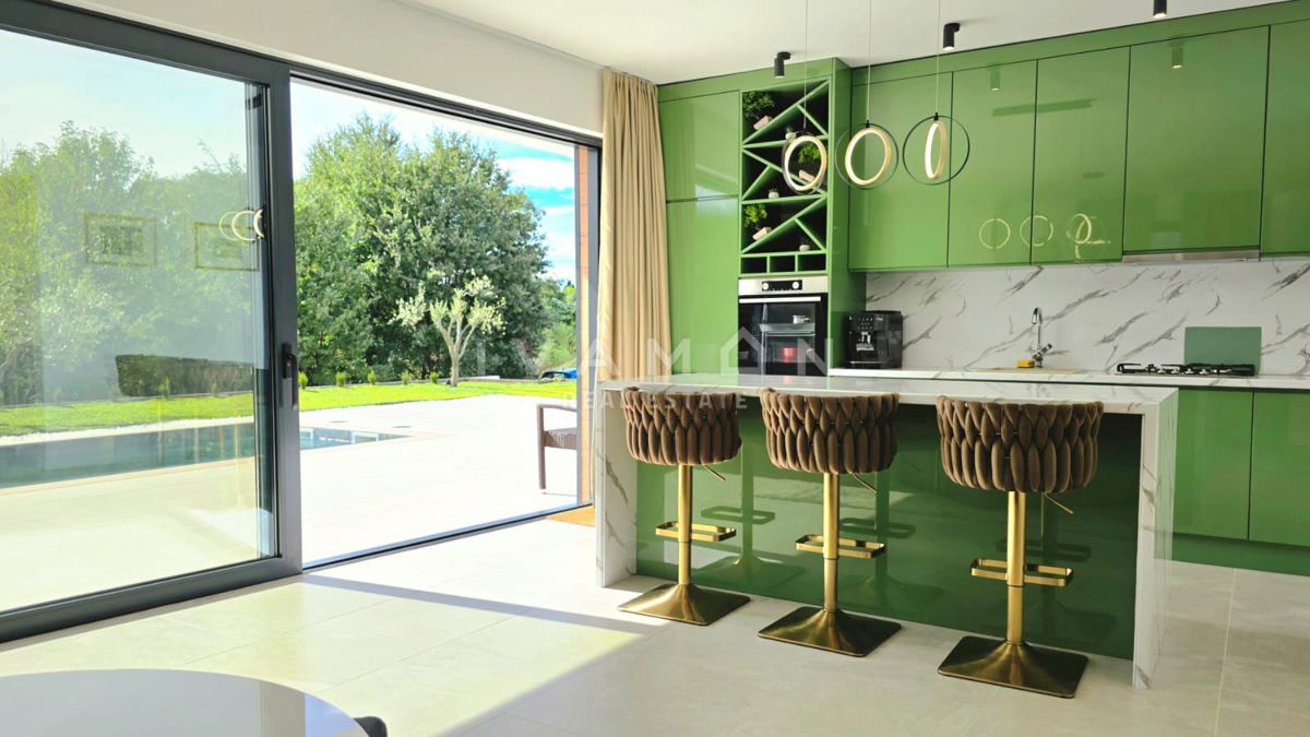 Nuova casa a piano terra con due unità abitative e piscina