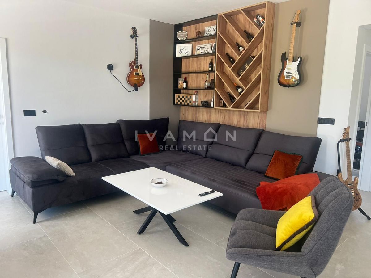 Nuova casa a piano terra con due unità abitative e piscina