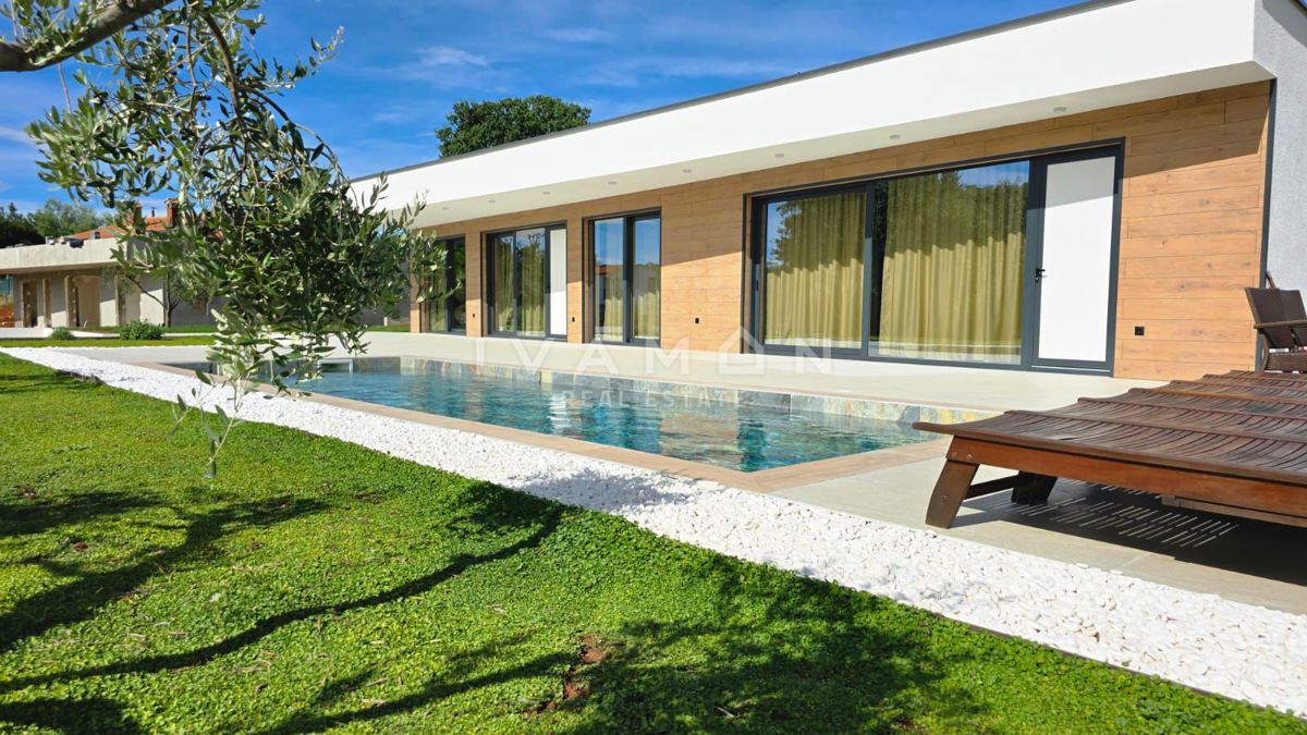 Nuova casa a piano terra con due unità abitative e piscina