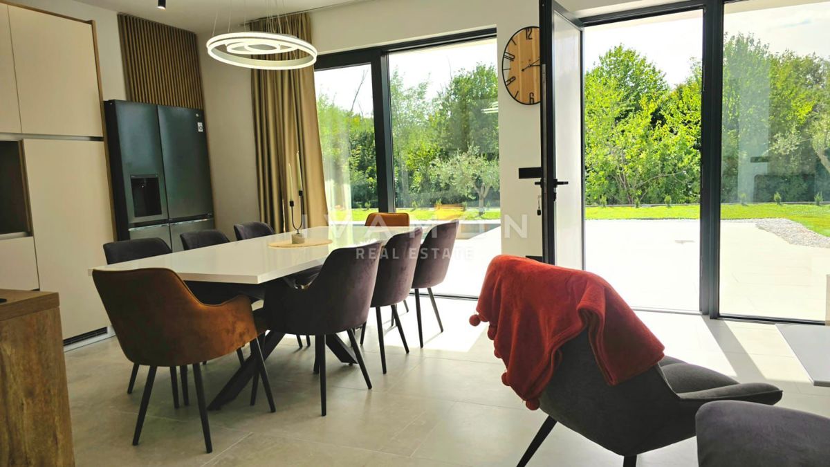 Nuova casa a piano terra con due unità abitative e piscina