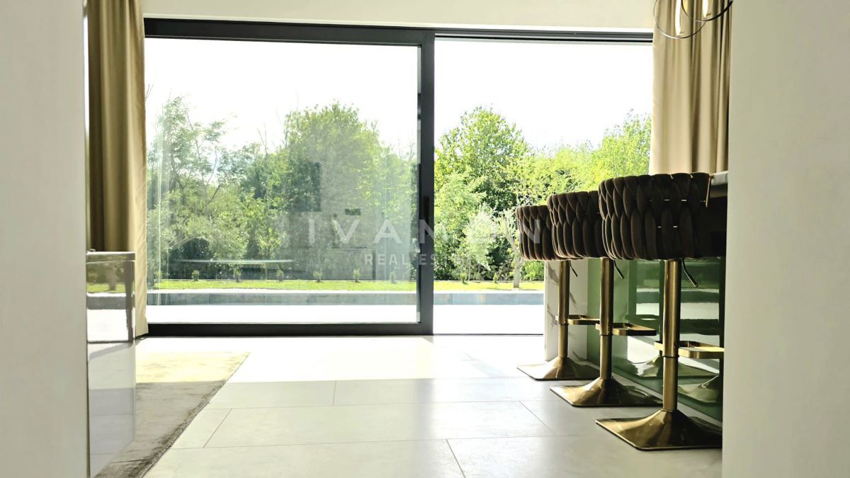 Nuova casa a piano terra con due unità abitative e piscina