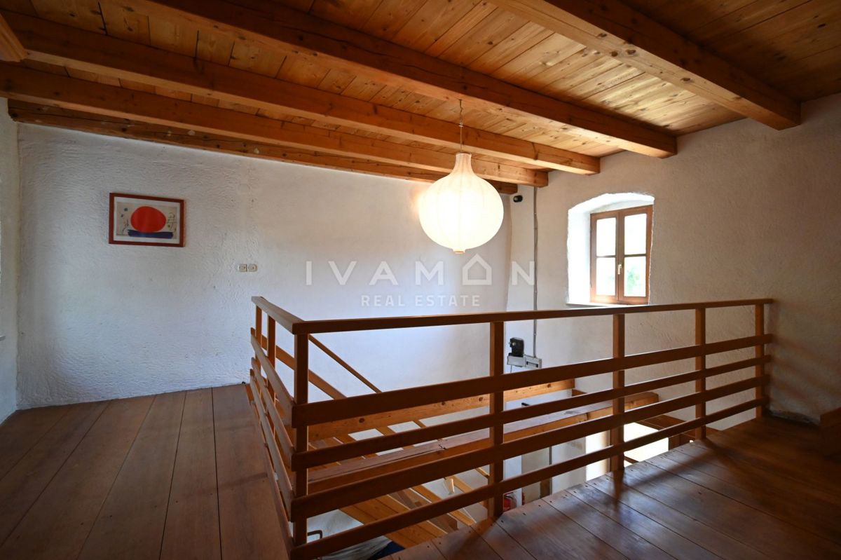 Casa in Pietra con Tre Camere da Letto e Ampio Giardino