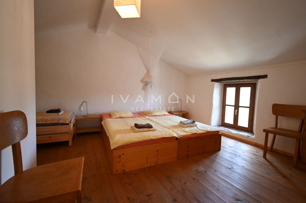 Casa in Pietra con Tre Camere da Letto e Ampio Giardino