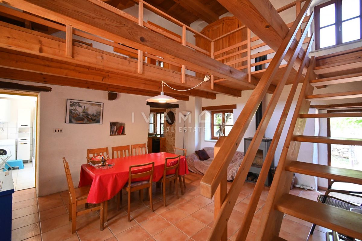 Casa in Pietra con Tre Camere da Letto e Ampio Giardino