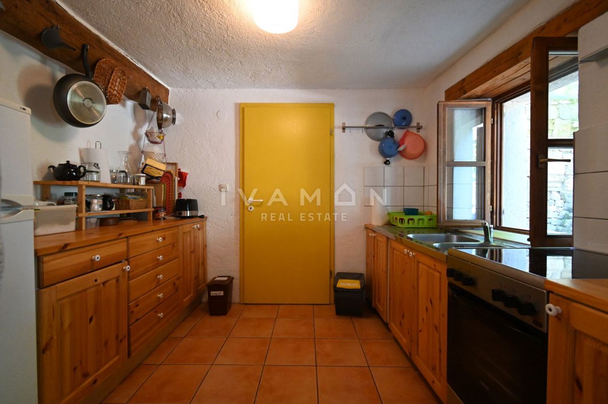 Casa in Pietra con Tre Camere da Letto e Ampio Giardino