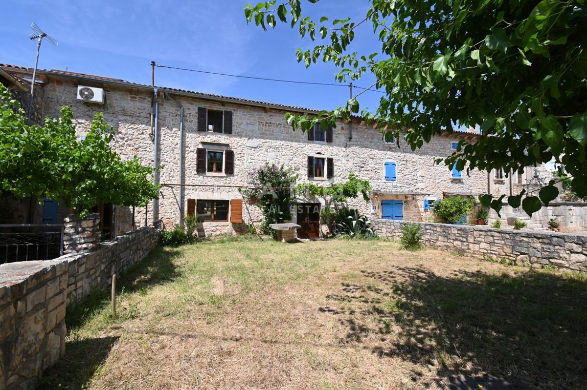 Casa in Pietra con Tre Camere da Letto e Ampio Giardino