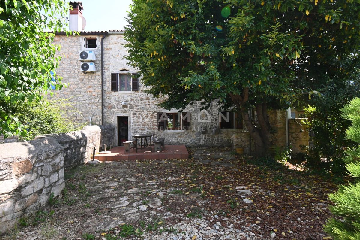 Casa in Pietra con Tre Camere da Letto e Ampio Giardino