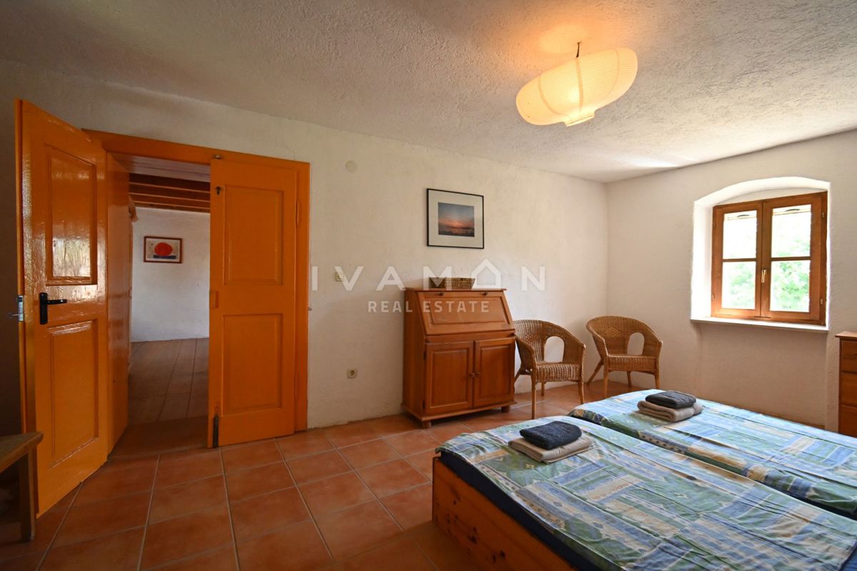 Casa in Pietra con Tre Camere da Letto e Ampio Giardino