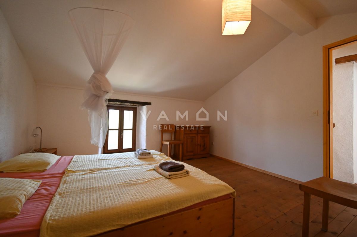 Casa in Pietra con Tre Camere da Letto e Ampio Giardino