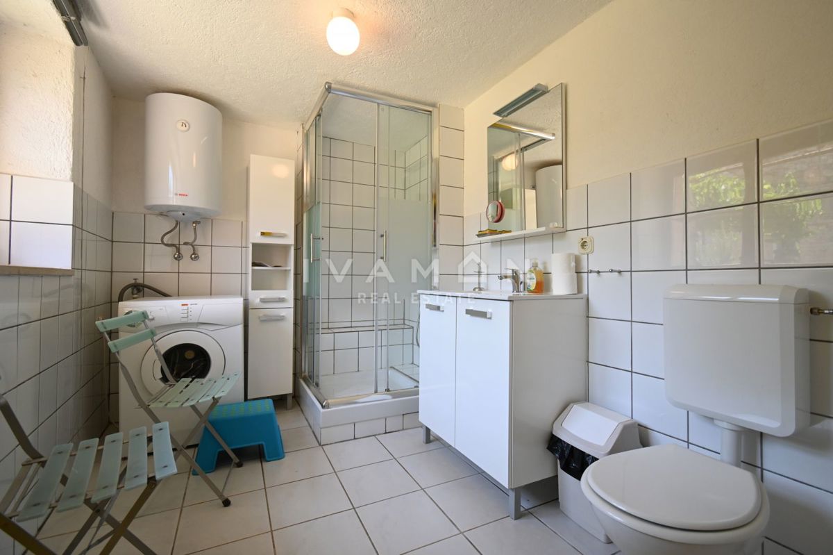 Casa in Pietra con Tre Camere da Letto e Ampio Giardino