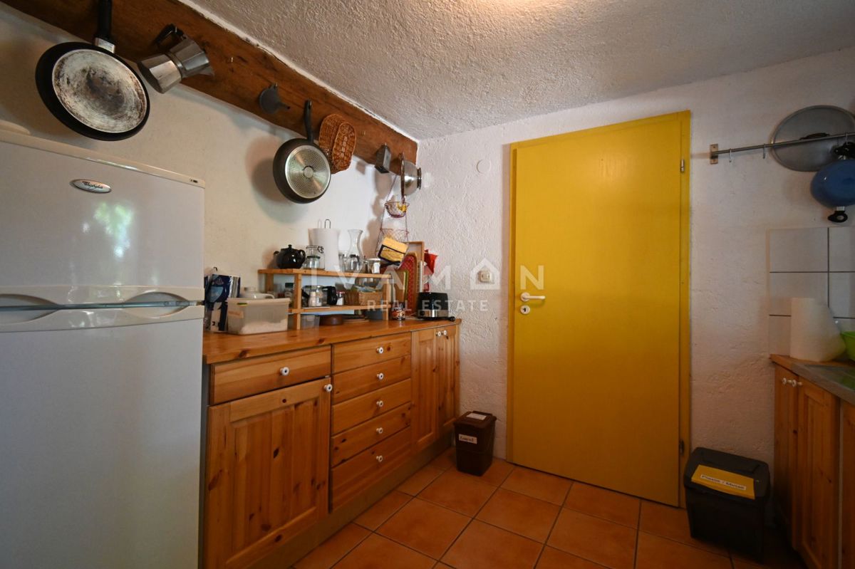 Casa in Pietra con Tre Camere da Letto e Ampio Giardino