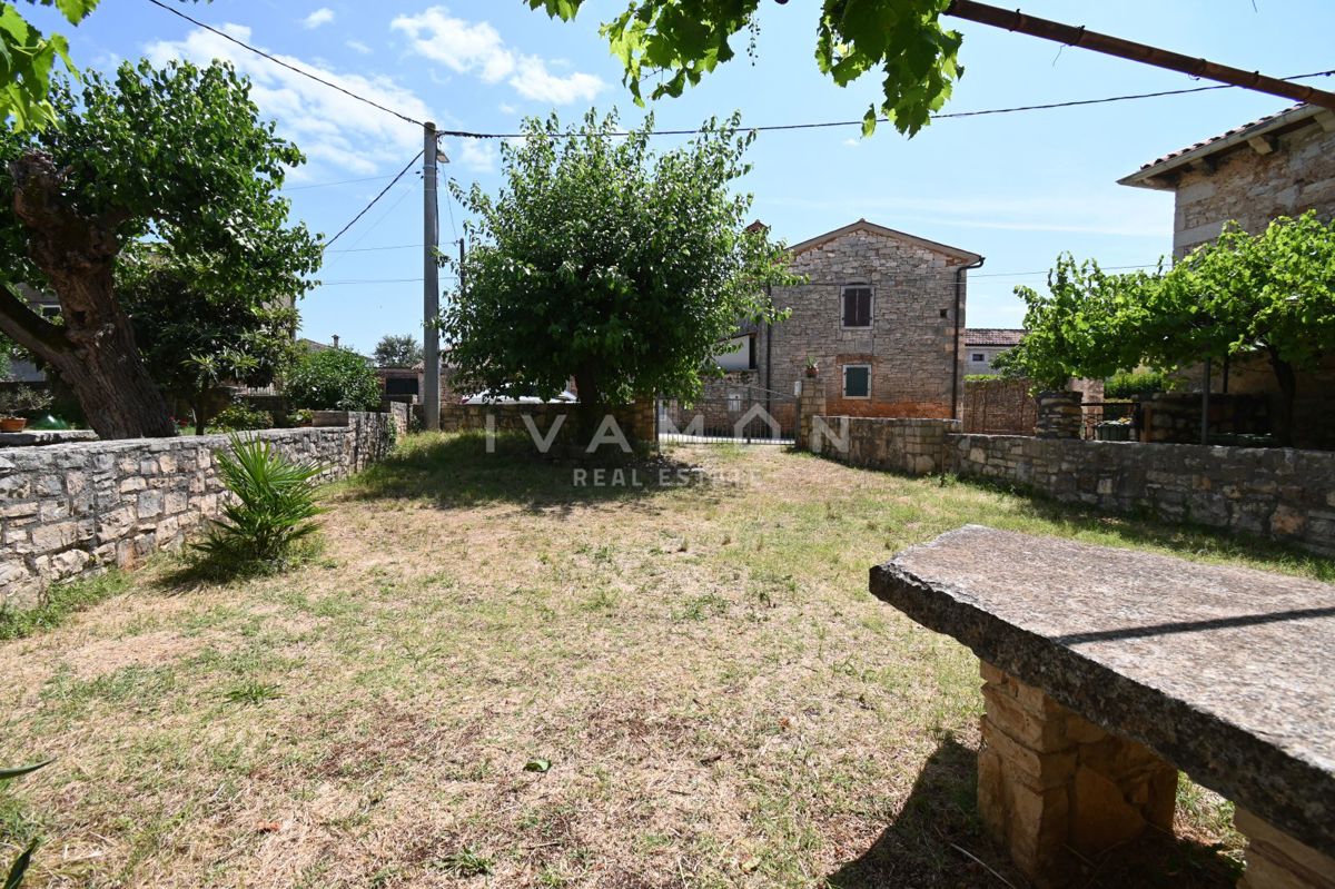 Casa in Pietra con Tre Camere da Letto e Ampio Giardino
