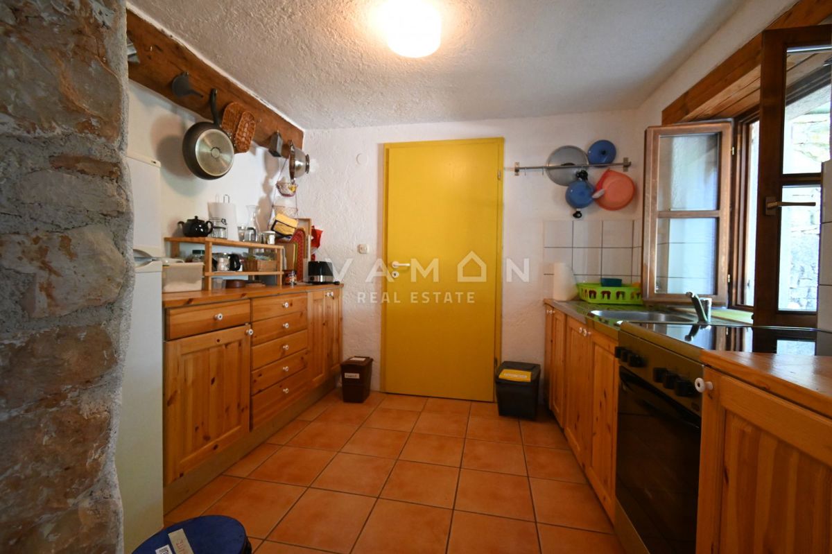 Casa in Pietra con Tre Camere da Letto e Ampio Giardino