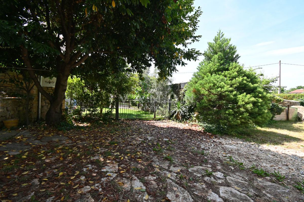 Casa in Pietra con Tre Camere da Letto e Ampio Giardino