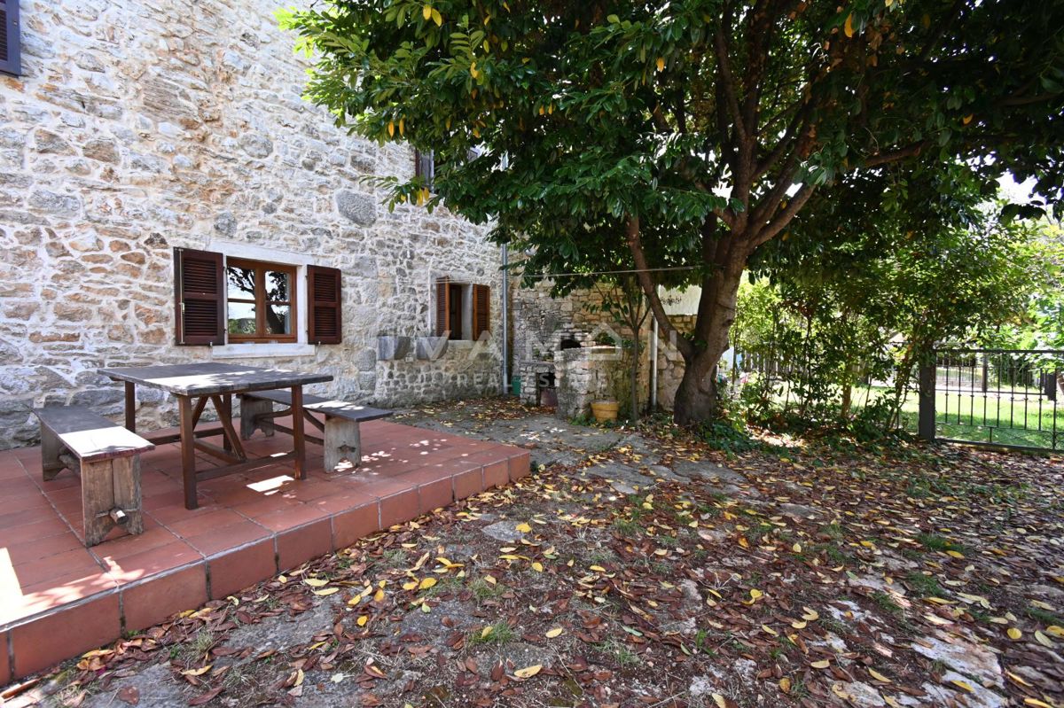 Casa in Pietra con Tre Camere da Letto e Ampio Giardino