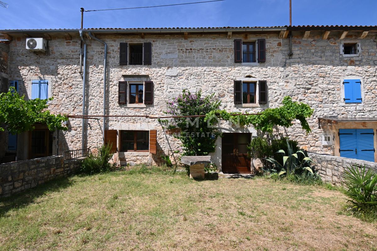 Casa in Pietra con Tre Camere da Letto e Ampio Giardino