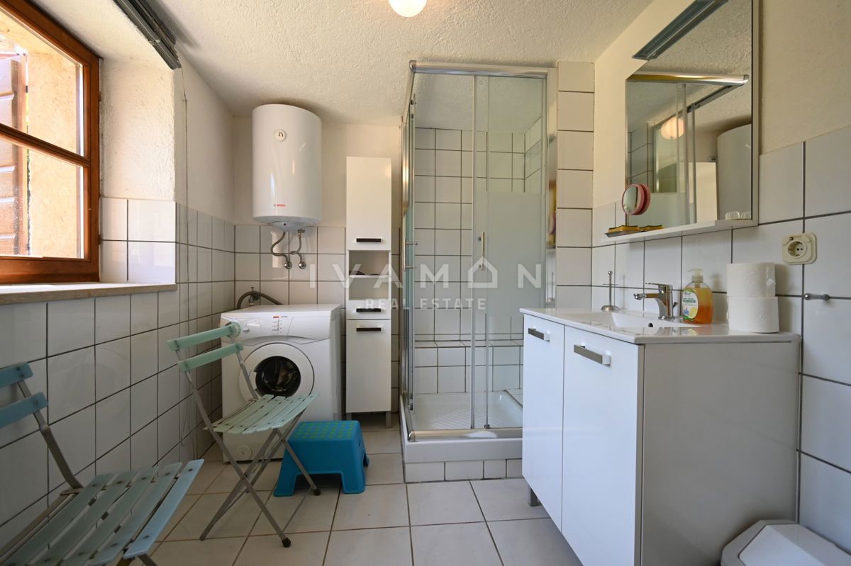 Casa in Pietra con Tre Camere da Letto e Ampio Giardino