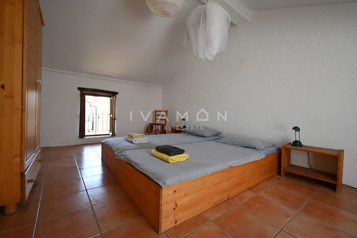 Casa in Pietra con Tre Camere da Letto e Ampio Giardino