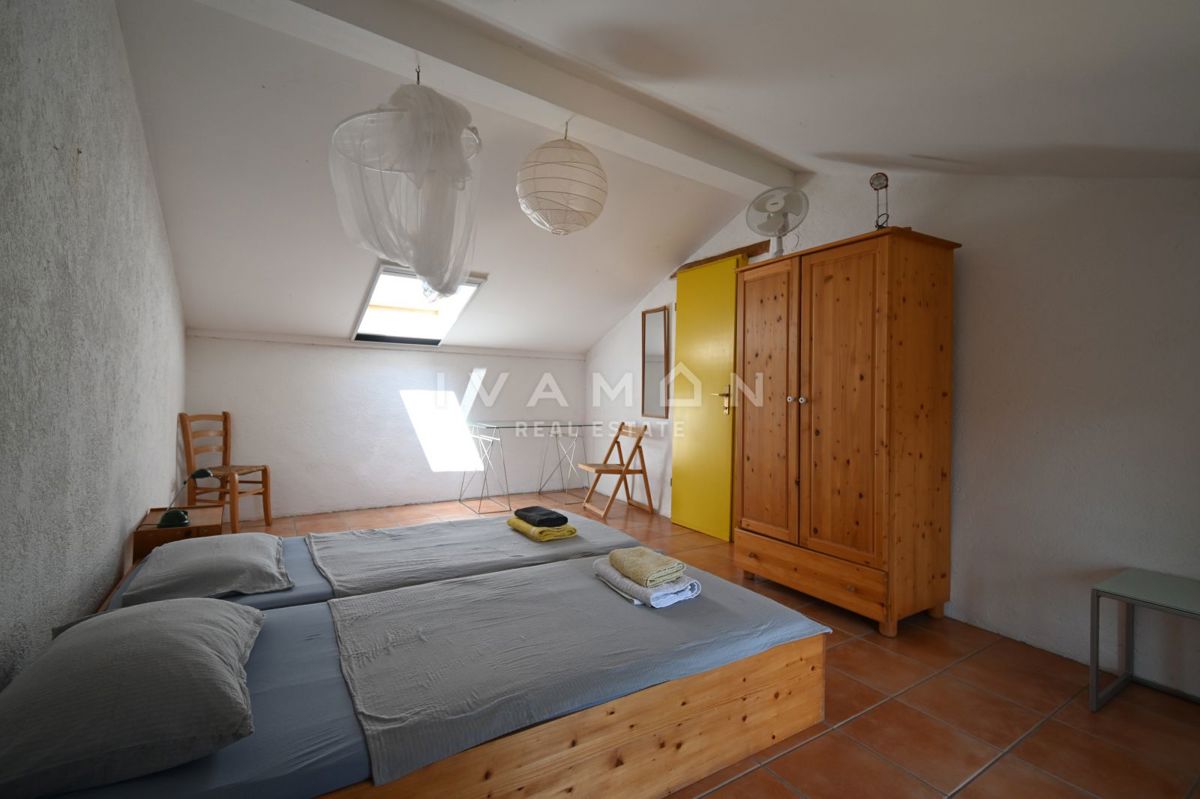 Casa in Pietra con Tre Camere da Letto e Ampio Giardino