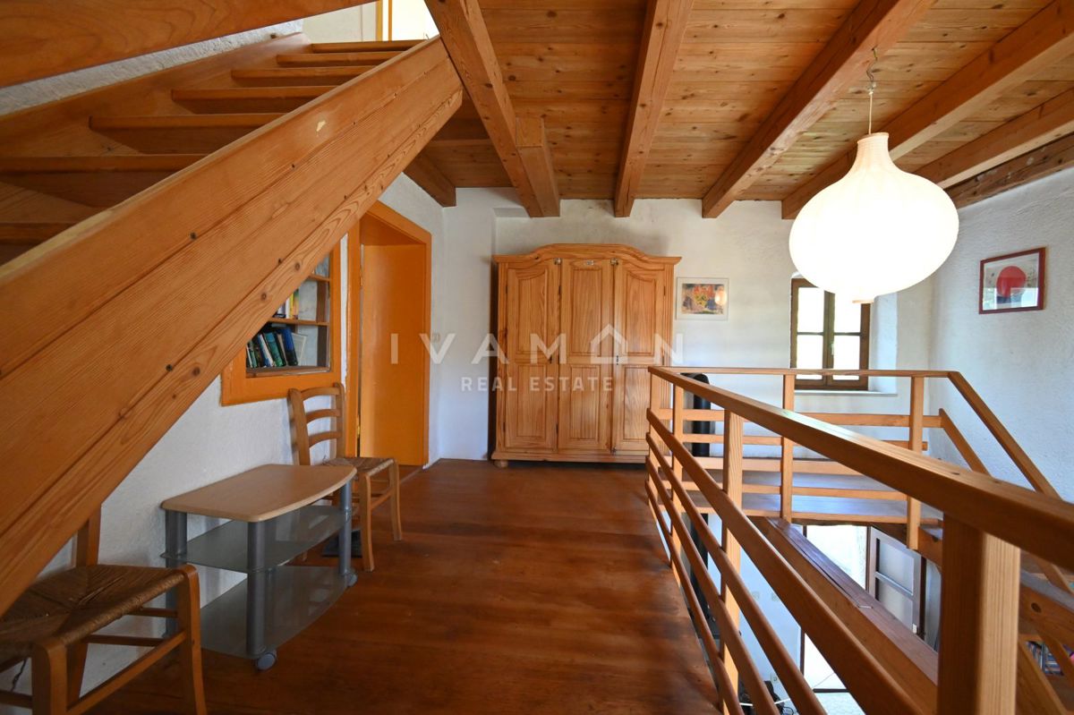 Casa in Pietra con Tre Camere da Letto e Ampio Giardino