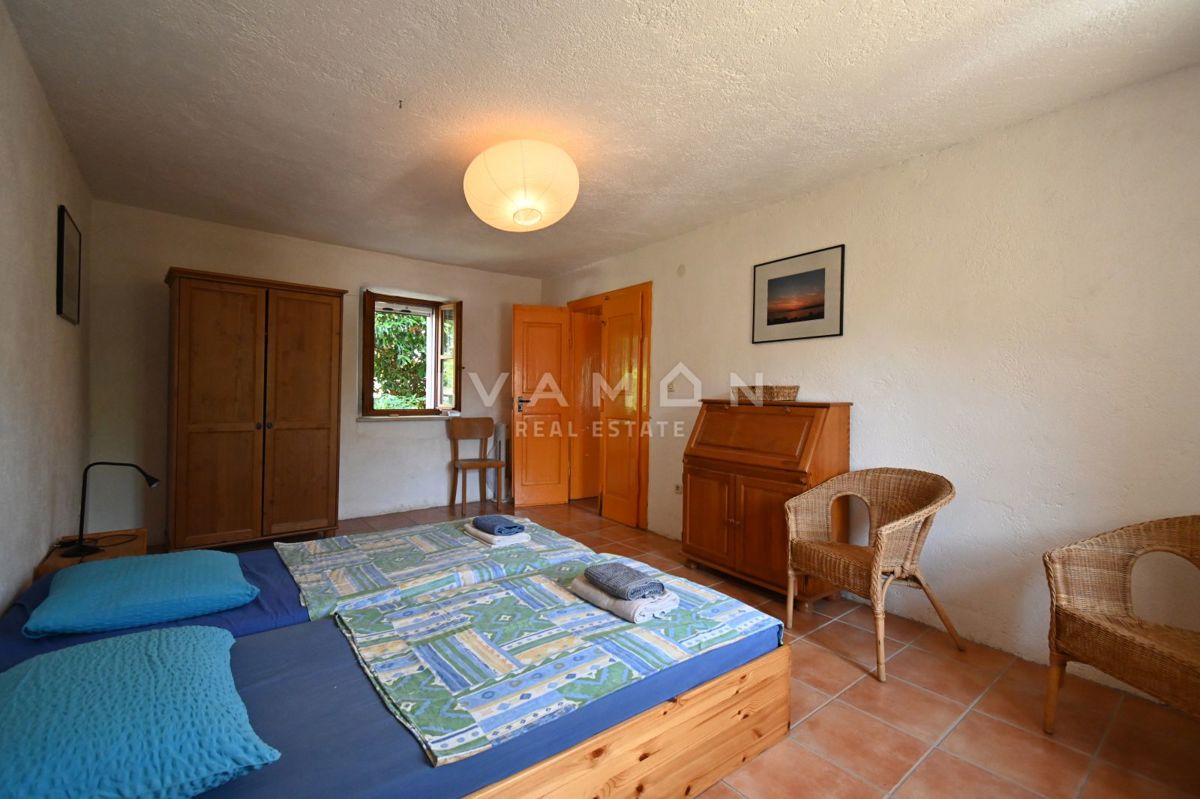 Casa in Pietra con Tre Camere da Letto e Ampio Giardino