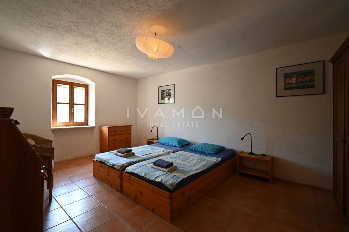 Casa in Pietra con Tre Camere da Letto e Ampio Giardino