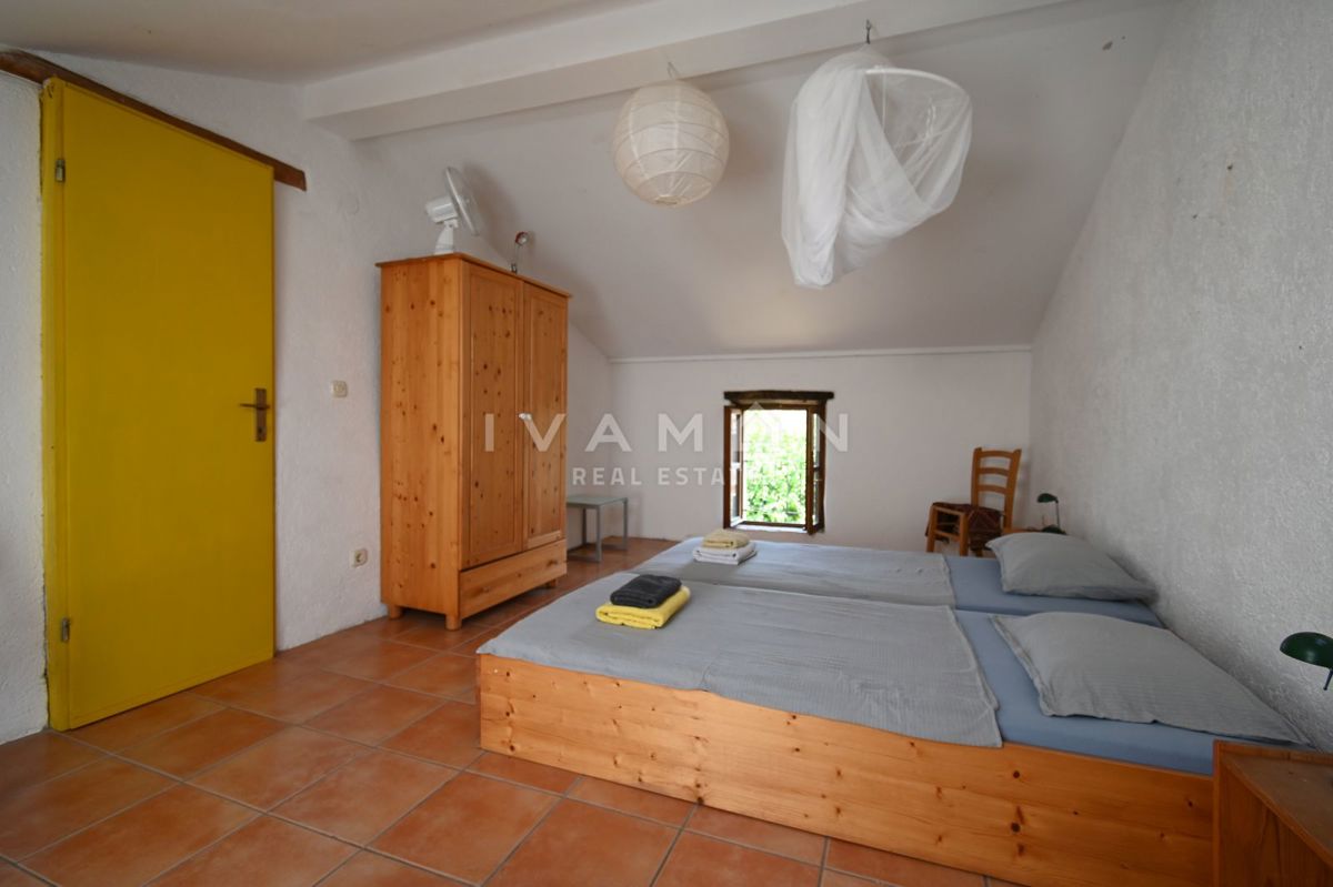 Casa in Pietra con Tre Camere da Letto e Ampio Giardino