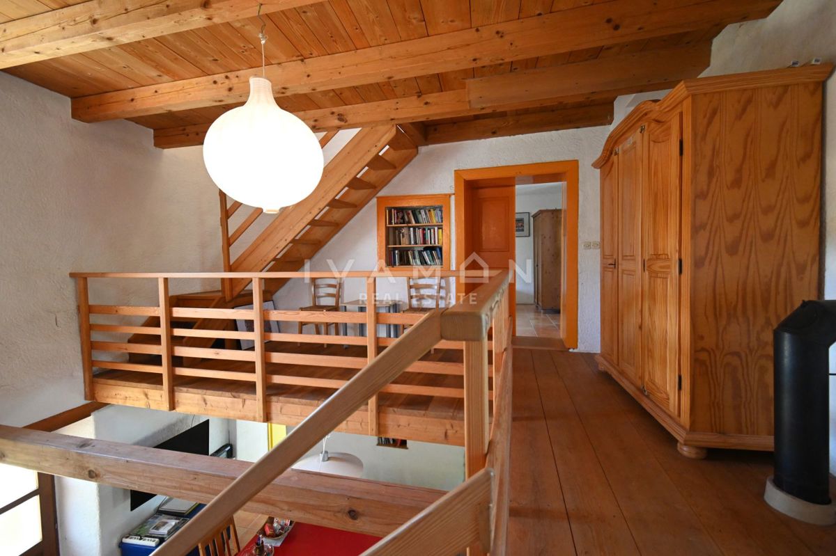 Casa in Pietra con Tre Camere da Letto e Ampio Giardino