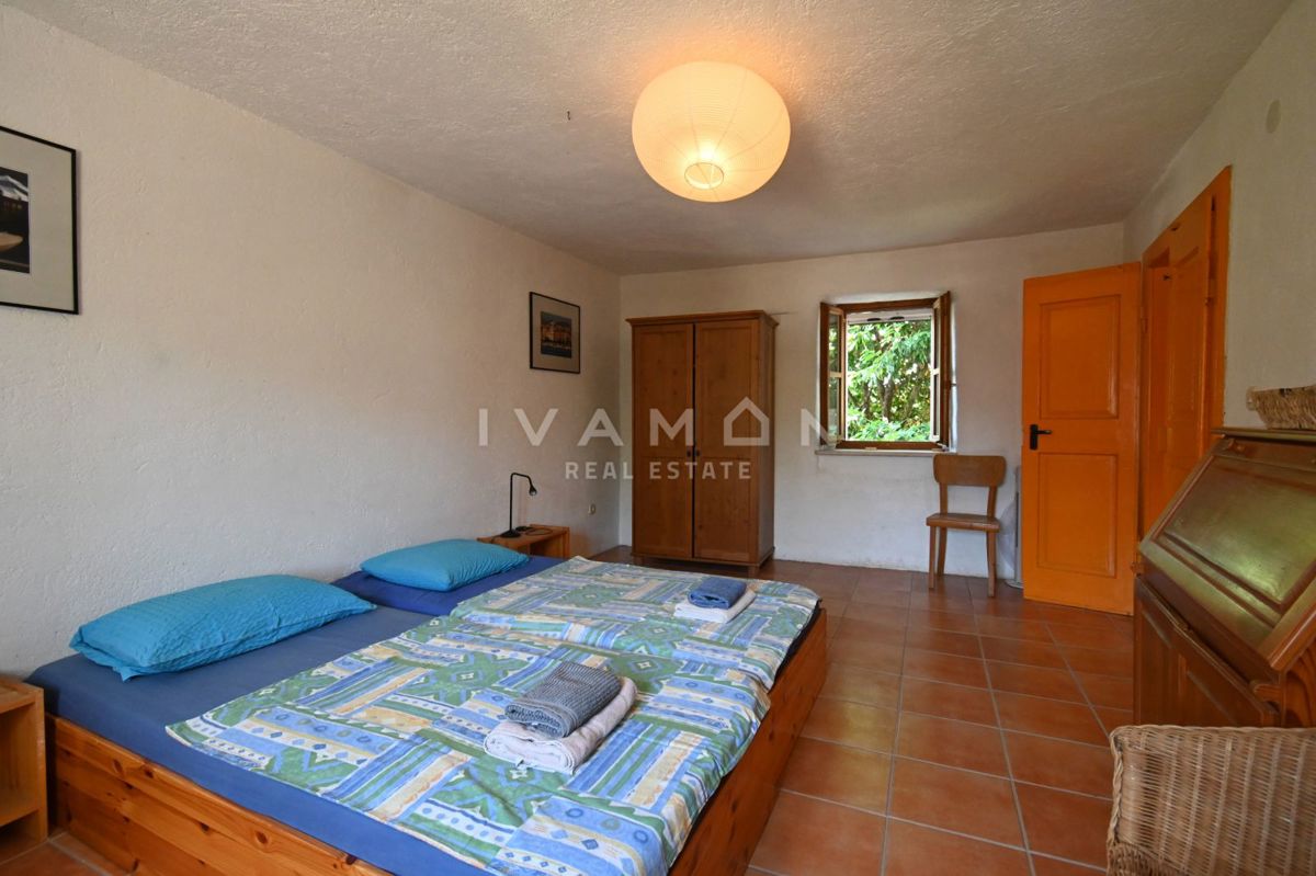 Casa in Pietra con Tre Camere da Letto e Ampio Giardino